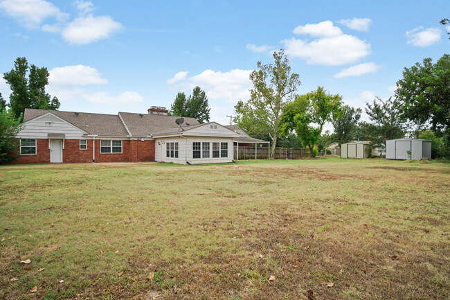 Building Photo - 3317 E Maxwell Dr