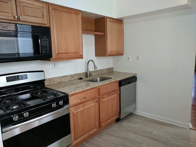 Foto del edificio - Check out this Totally Updated First Floor Duplex! 2BR+Den