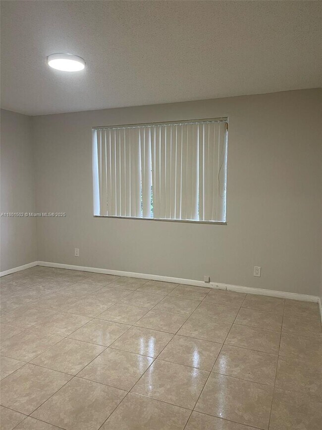 Foto del edificio - 8781 Wiles Rd