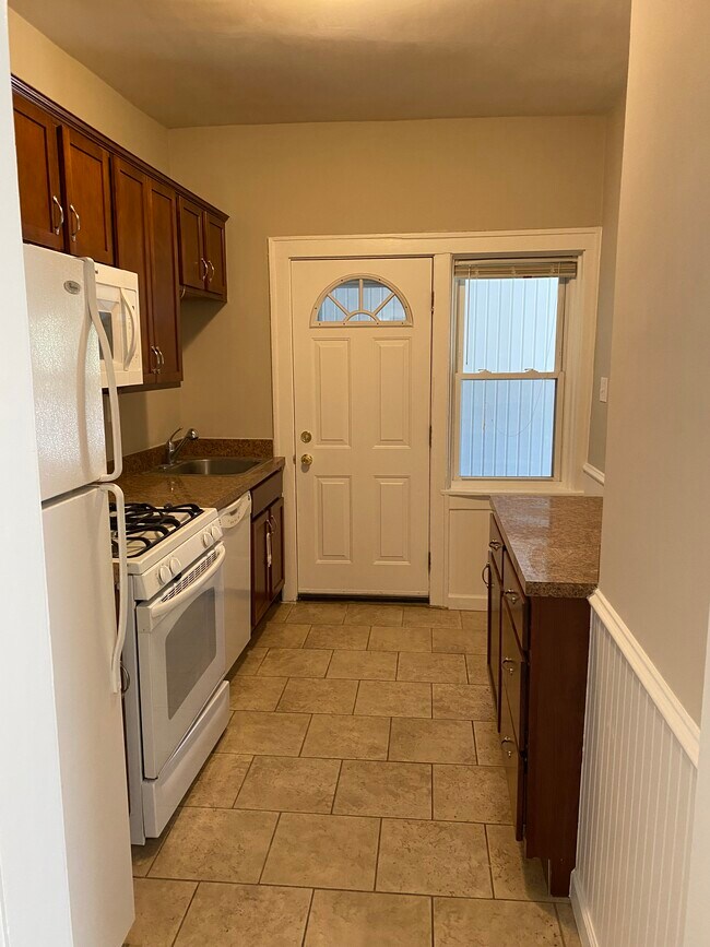 Kitchen view 2 - 1026 Lakepointe St