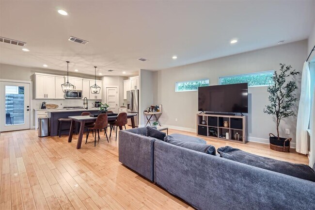 Foto del edificio - 5709 Tura Ln