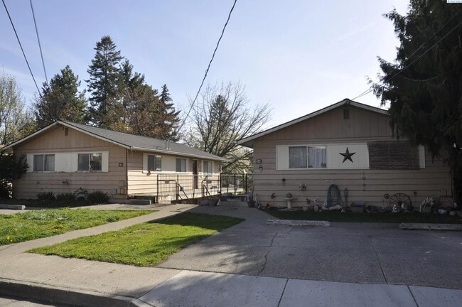 Building Photo - 530 SW Summer St