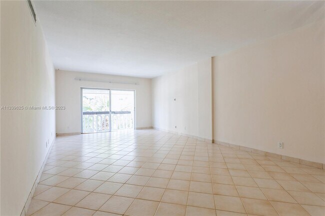 Foto del edificio - 100 Edgewater Dr