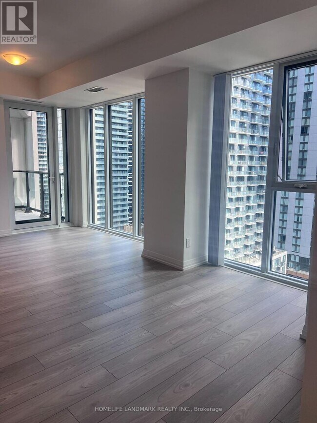 Photo du bâtiment - 400 King St W