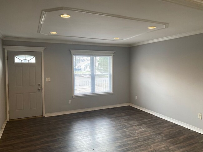 Building Photo - ***3-BDR, 1.5-BATH Ranch fresh paint and w...