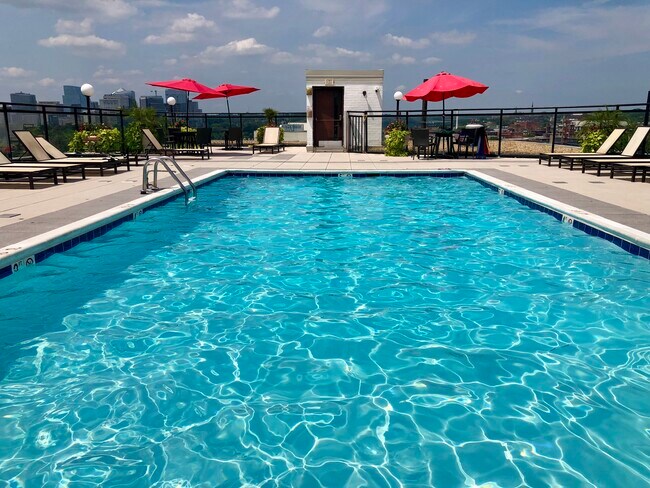 Piscina en la azotea - 950 25th St NW