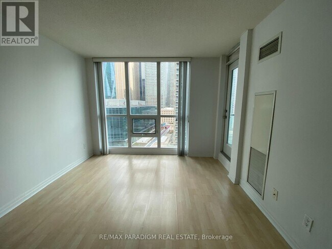 Photo du bâtiment - 16 Yonge St