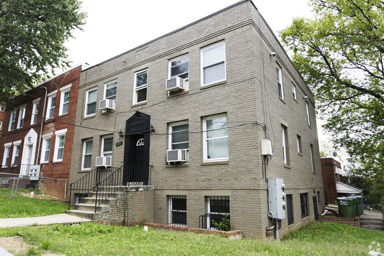 Building Photo - 4001 4th St SE