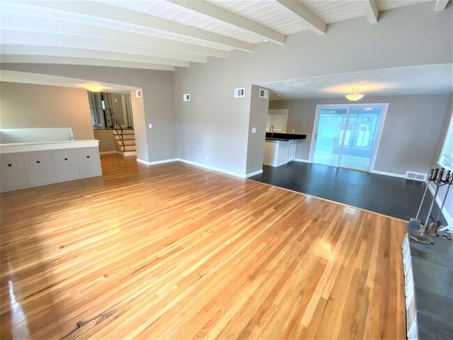Building Photo - 14 Doncaster Cir