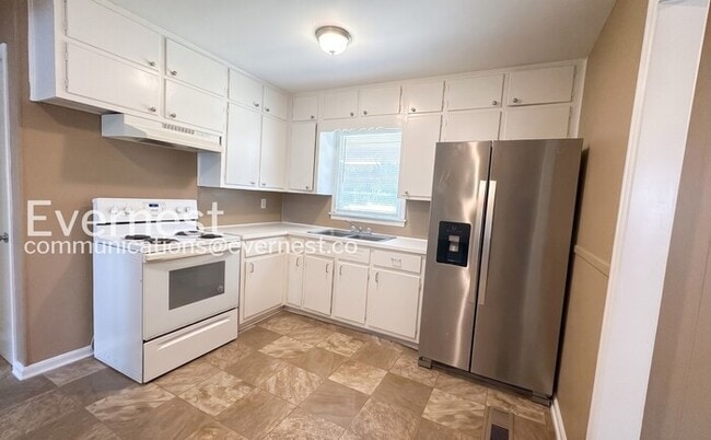 Building Photo - 4 Bed, 2 Bath Home with Fenced Yard / Available Now!