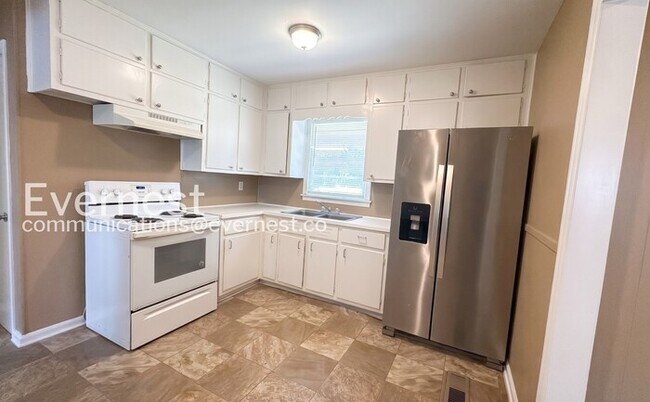 Foto del edificio - 4 Bed, 2 Bath Home with Fenced Yard / Available Now!