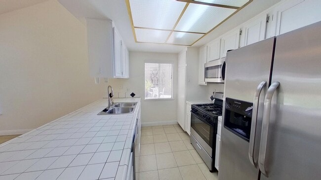 Building Photo - 100 N Avenida Palmera