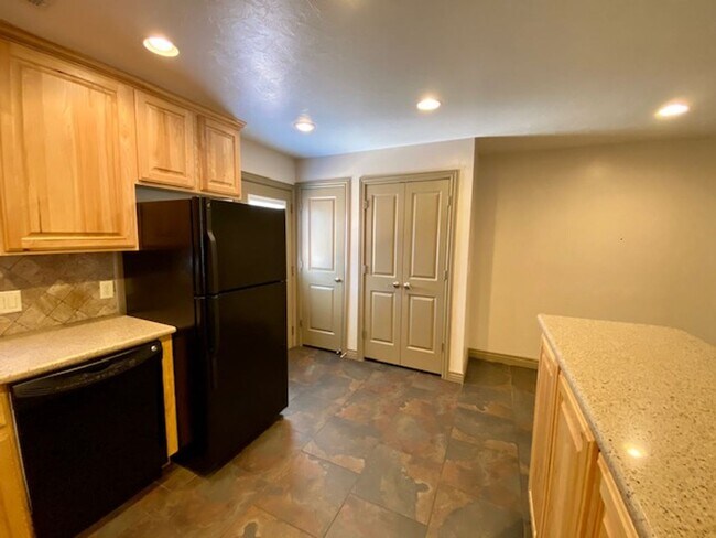 Building Photo - SPACIOUS TOWNHOME AVAILABLE FOR RENT