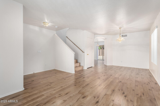 Foto del edificio - 16640 W Polk St