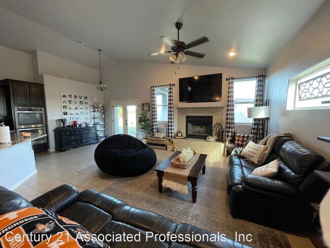 Building Photo - 4 br, 2 bath House - 1902 Emerald Ct