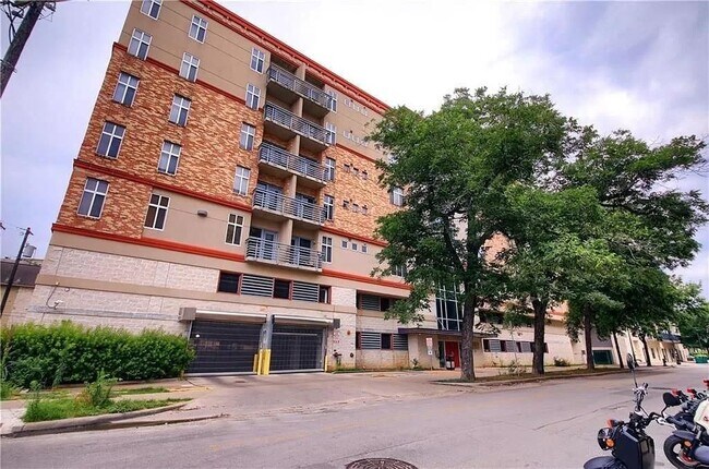 Building Photo - 711 W 26th St