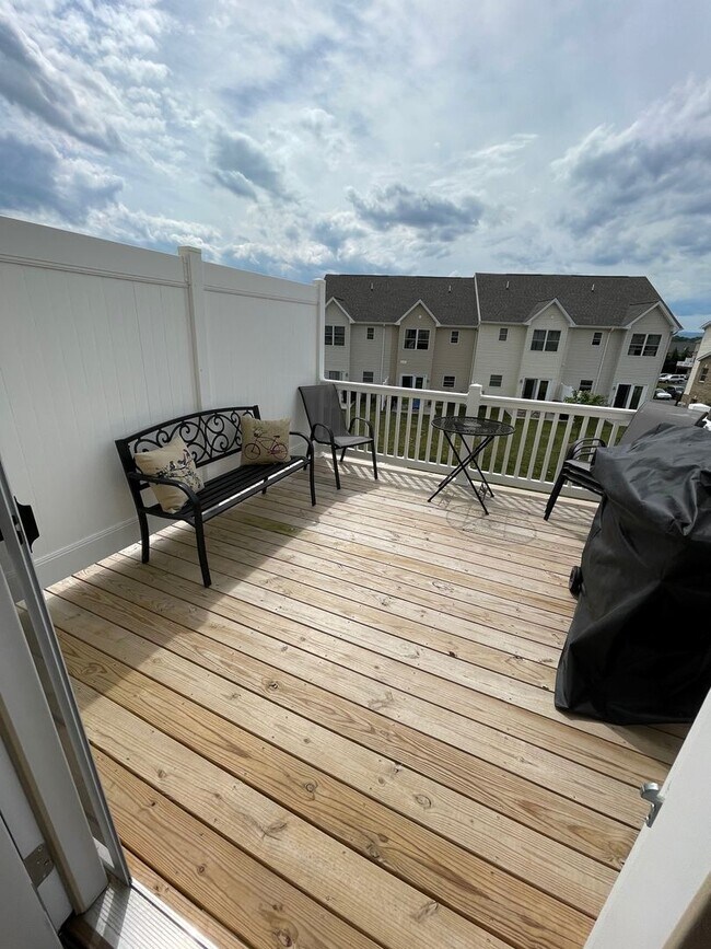 Foto del edificio - Spacious Luxury Townhome! Outstanding Loca...