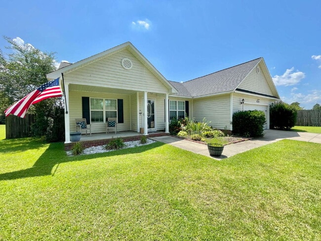 Building Photo - Charming 3-Bedroom Haven With 2 Full Baths...
