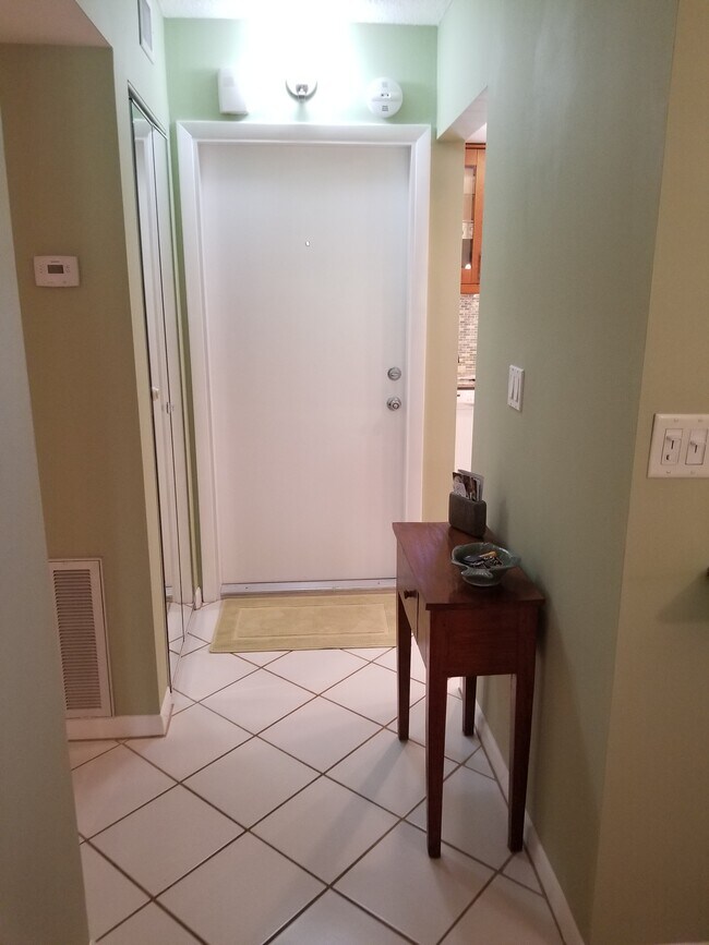Foyer - 1785 N Andrews Sq