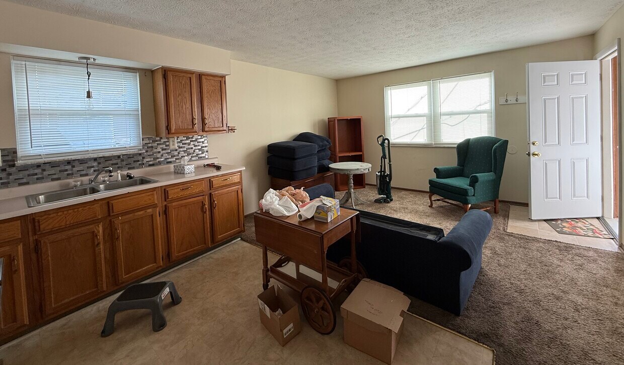 Sala de estar y cocina. Se muestra amueblado. El apartamento se alquila sin amueblar. - 211 Walnut St