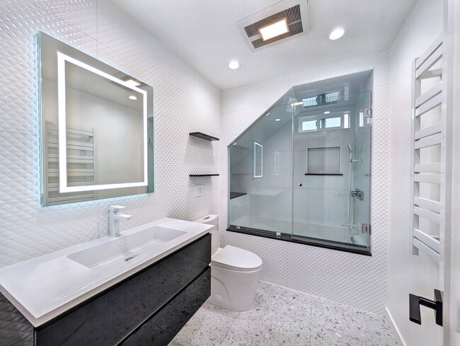 fully remodeled master bathroom - 14 Reef St