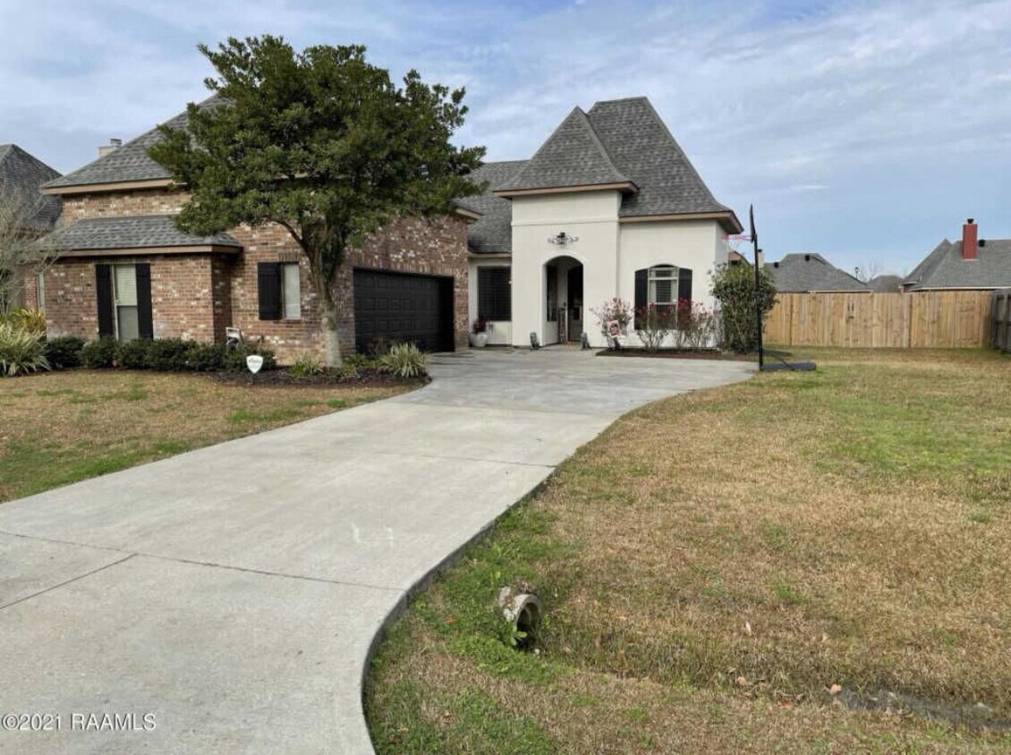 Foto principal - 416 Blackwater River Dr