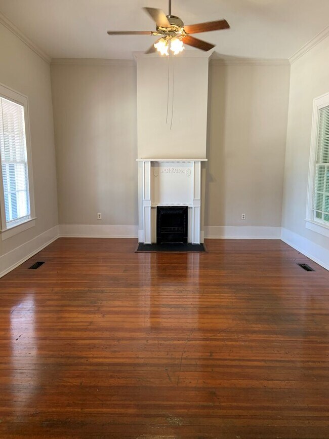Building Photo - 4 Bedroom/2 bathroom Unit of a Duplex Avai...