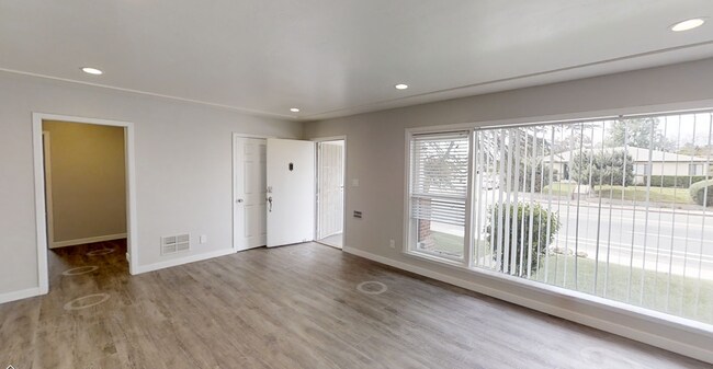 Foto del edificio - 4BD/3BA on Montezuma w/ Driveway Parking!