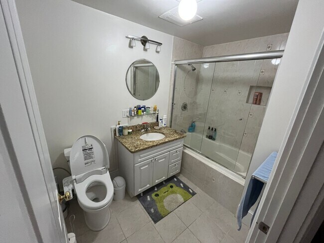 Foto del edificio - Rare Opportunity – Furnished, Spacious 2 B...