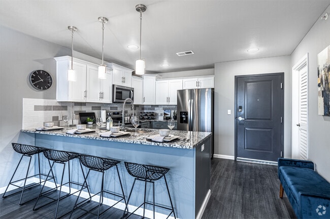 2BR, 2BA - 1180SF - Silverleaf Apartments