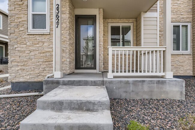 Building Photo - Stunning 3 Bed 2 1/2 Bath in Aurora!