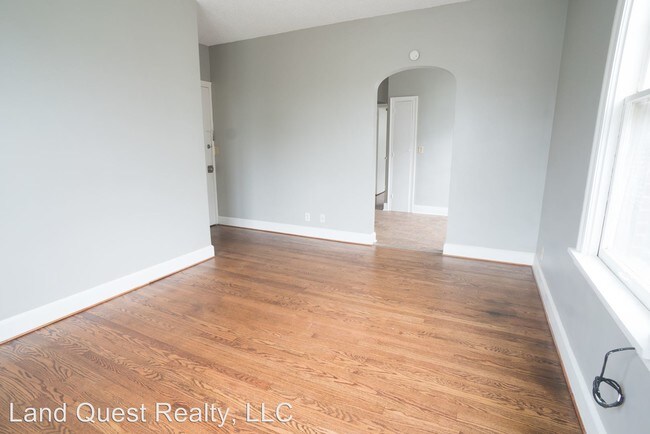 Building Photo - 1 br, 1 bath Apartment - 939 College Ave.