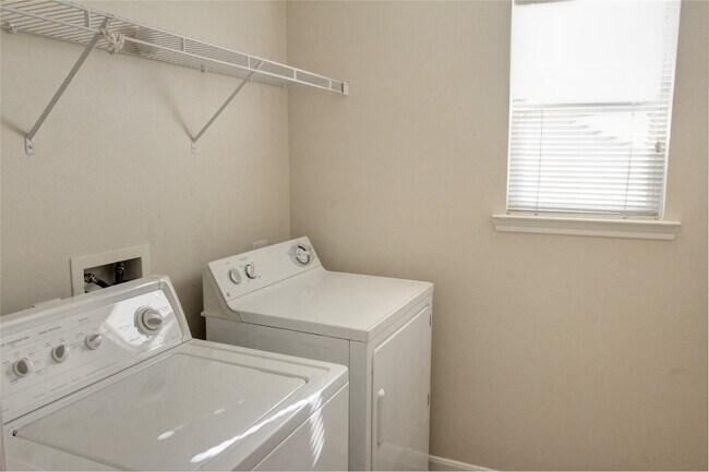 Foto del edificio - 5530 Violet Path Ln