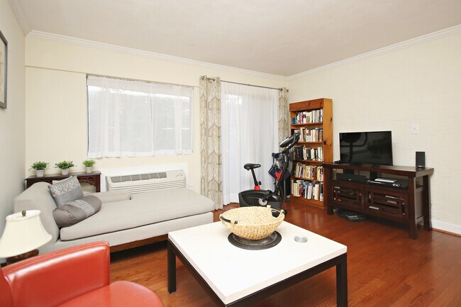 Foto del edificio - Fully Furnished JPA Condo Near UVA Grounds...