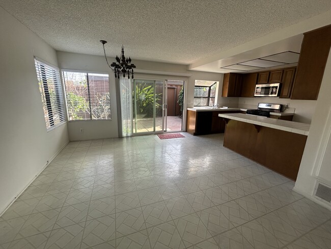 Building Photo - 1327 Westmont Dr