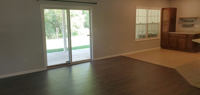 Building Photo - 3 bd, 2 ba home in NE Columbia, 3 car gara...