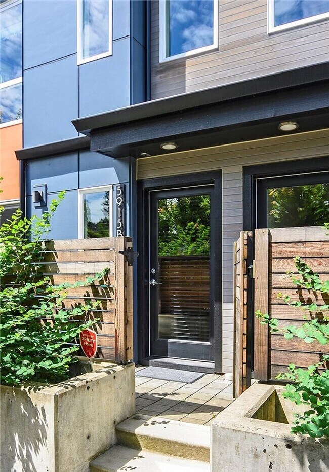 Building Photo - LUXURY WEST SEATTLE TOWNHOME FOR RENT; AVA...