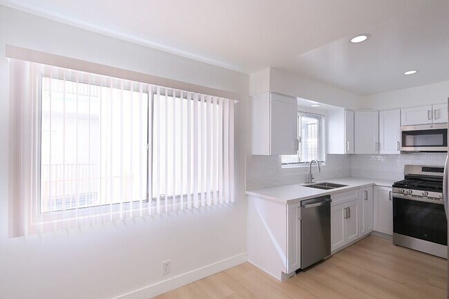 Foto del edificio - 3155 Montrose Ave