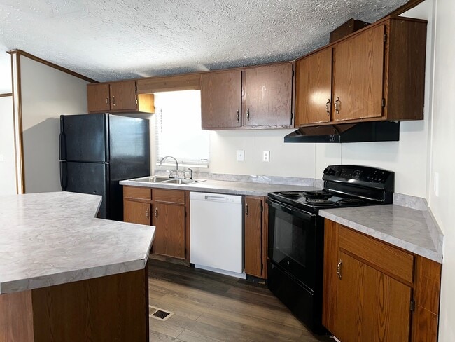 Building Photo - 602 Aster Bend