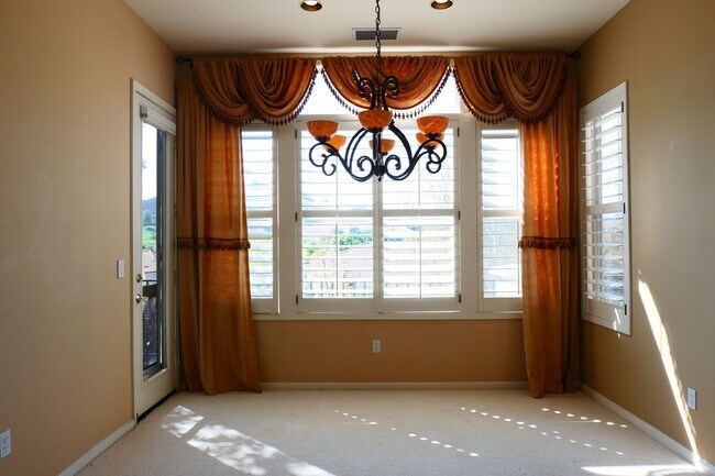 Building Photo - 3 bedroom 2 bath townhome inside Silver Cr...