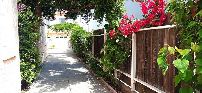 Foto del edificio - 1070 S Cloverdale Ave