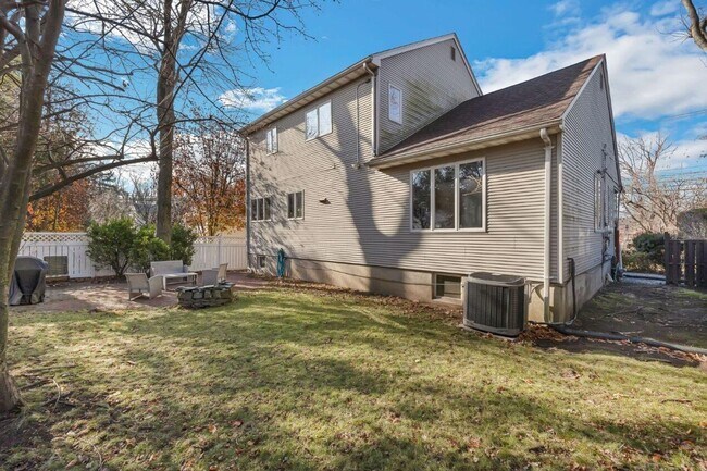 Building Photo - 1153 River Rd