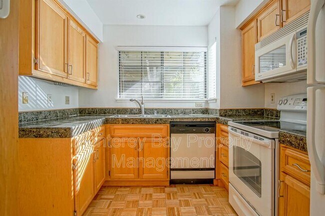 Foto del edificio - 340 Pheasant Ridge Rd