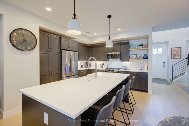 Foto del edificio - Evolve Real Estate: Discover Your Ideal Townhome With 4 Beds/4 Baths and Two-Car Attached Garage ...