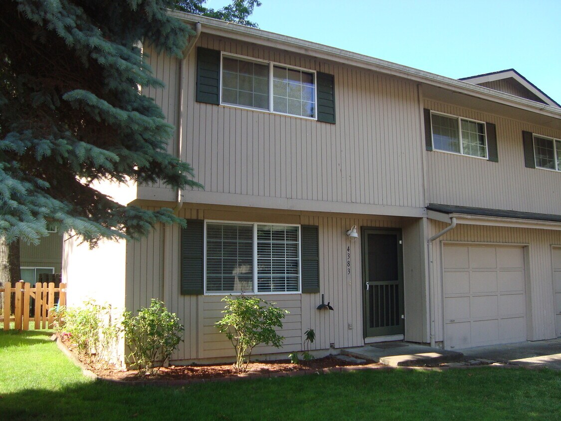 Foto principal - Fully Remodeled 3 Bedroom Townhome!