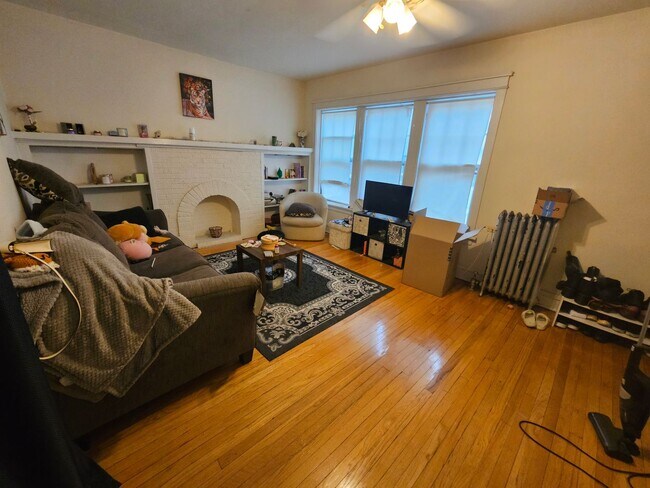Foto del edificio - Lovely and Very Large Ravenswood Manor 1 BR