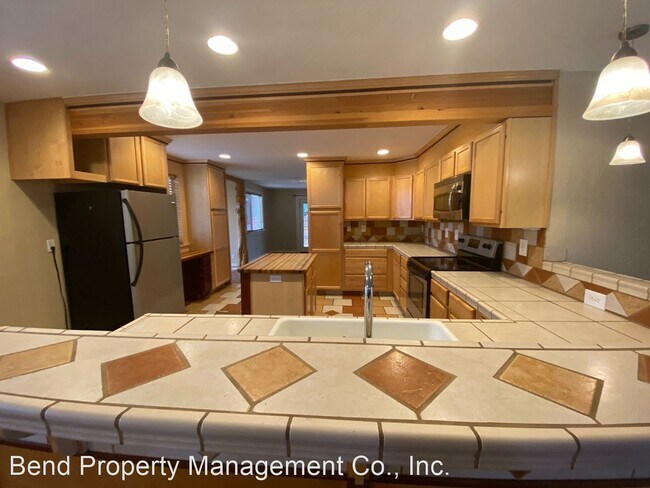 Foto del edificio - 6 br, 2.5 bath House - 1829 NE Monterey Ave.