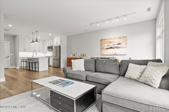 Foto del edificio - 1381 E Putnam Ave