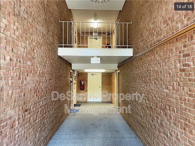 Foto del edificio - 711 Forest Green Dr