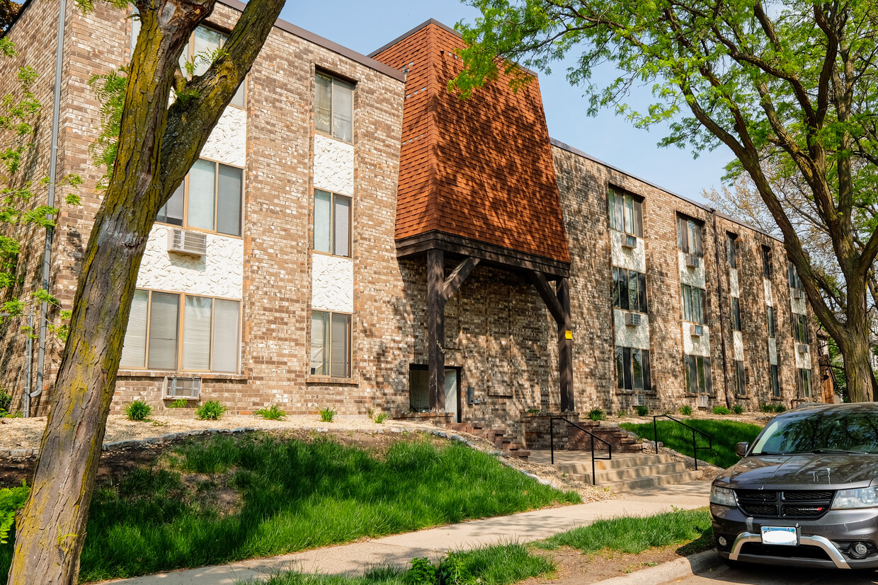 Primary Photo - Mansard Apartments